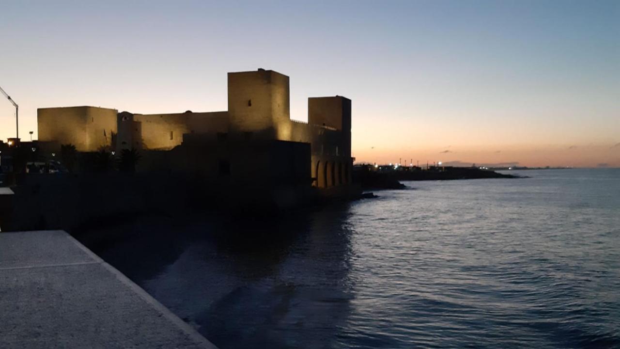B&B Villa Mediterranee Con Parking Space Trani Kültér fotó