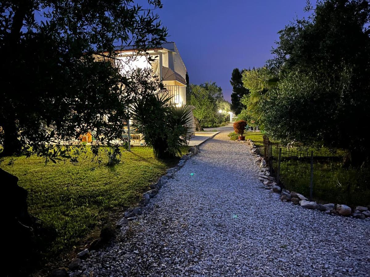 B&B Villa Mediterranee Con Parking Space Trani Kültér fotó