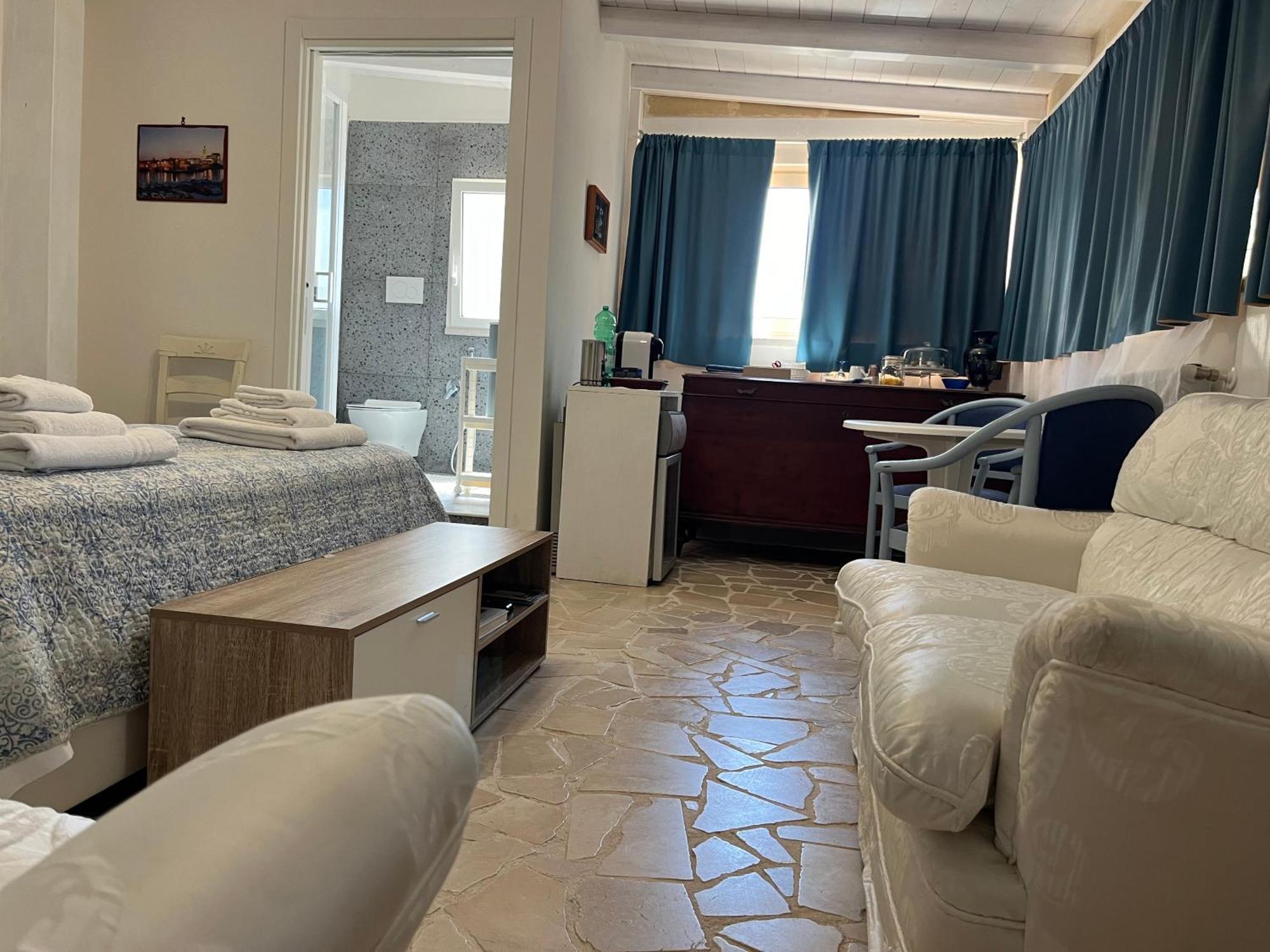 B&B Villa Mediterranee Con Parking Space Trani Kültér fotó